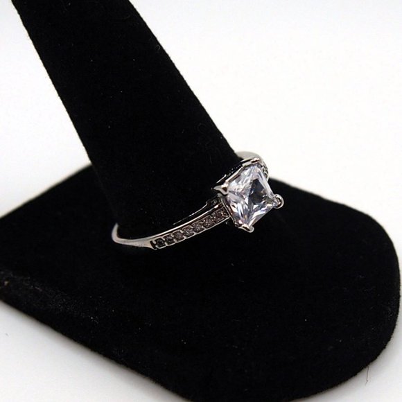 Stunning Princess Cut 1.00ctw Bridal Ring - Picture 2 of 9